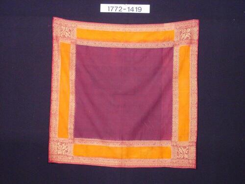 Zijden hoofddoek met ornament in ikat en ingeweven gouddraad
