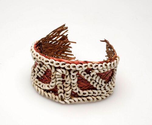 Armband van gevlochten rotan met versiering van nassaschelpjes