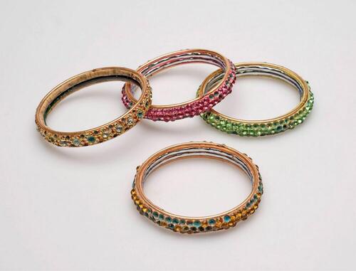 Vier glazen armbandjes met steentjes, onderdeel danskostuum voor de Bharat Natyamdans