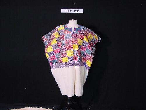 Witte blouse met veelkleurig bovenstuk, onderdeel van vrouwenkostuum