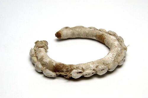Armband met witte klei en kaurischelpen