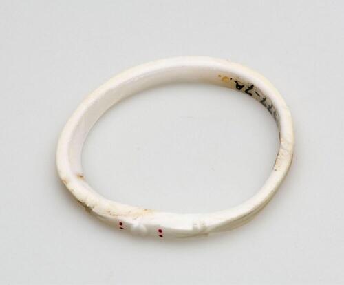 Bewerkte armband uit schelp