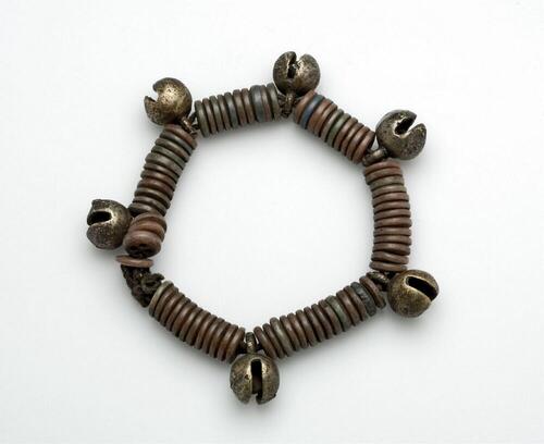 Armband van knopen en belletjes, geregen