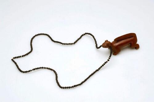 Halssnoer met hanger in de vorm van een eekhoorn