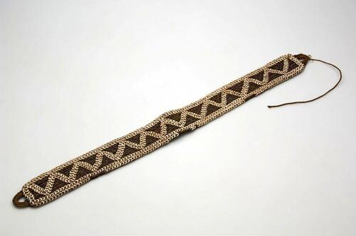 Buikband versierd met noten en schelpen