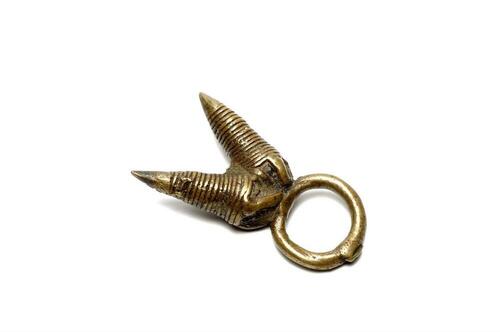Messingen ring met twee v-vormige uitsteeksels, versierd met rondgaande groeven