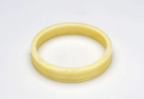 Plastic armband gedragen door vrouwen