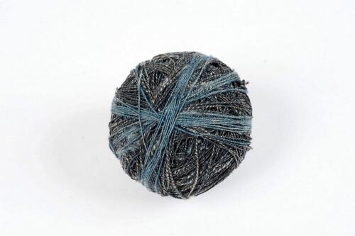 Kluwen blauw, zwart en wit gespikkeld garen