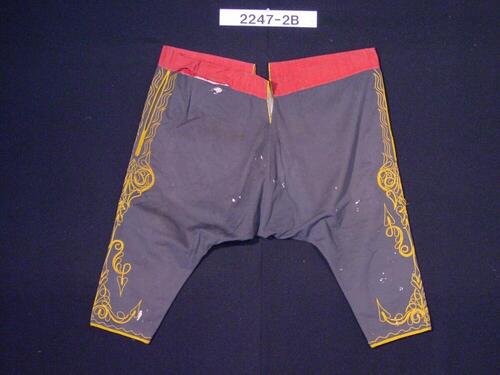 Katoenen broek versierd met tressen, onderdeel van een mannenkostuum