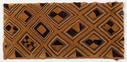 Raffia weefsel, geborduurd met geometrische motieven