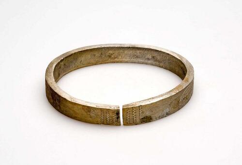 Aluminium armring met lijnenpatroon