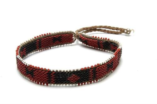 Halsband van gevlochten vezel met kralenwerk