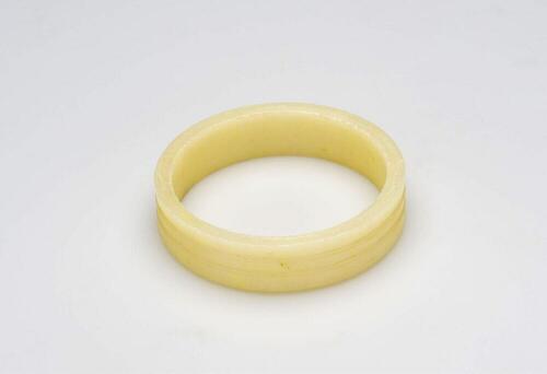 Plastic armband gedragen door vrouwen
