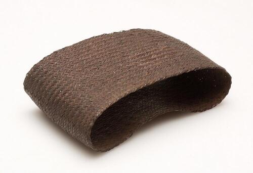 Armband van gevlochten plantenvezels