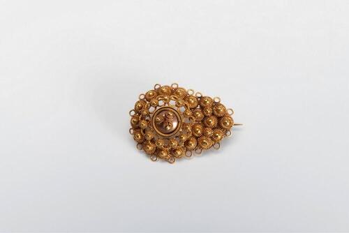 Kleine gouden broche met filigraan versiering