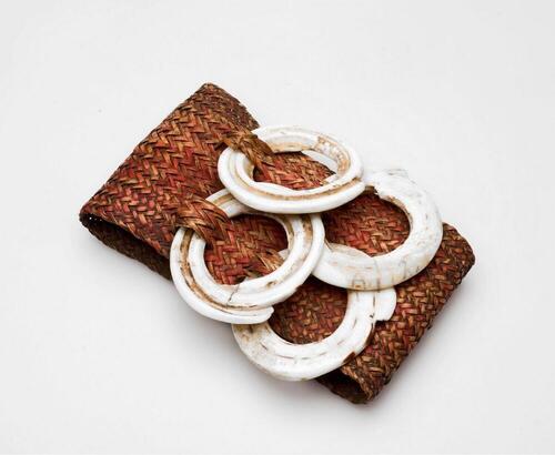 Armband van gevlochten rotan met versiering van schelp