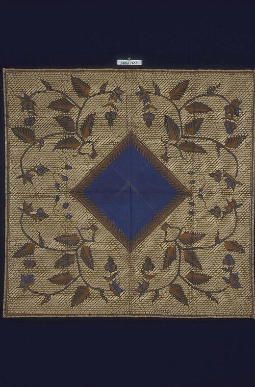 Kokerrok met kleine bloemen en diagonale banen met geometrische motieven