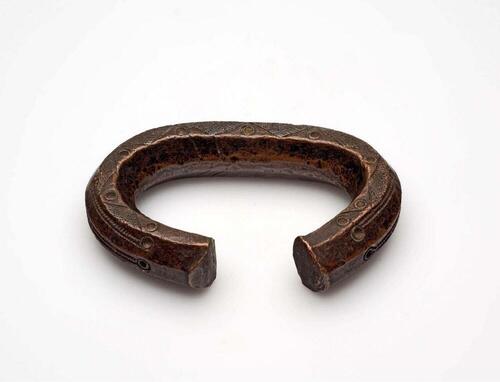 Koperen armband versierd met geciseleerde geometrische motieven
