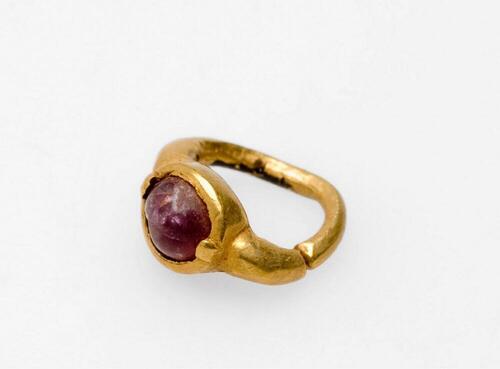 Gouden oorring met granaat