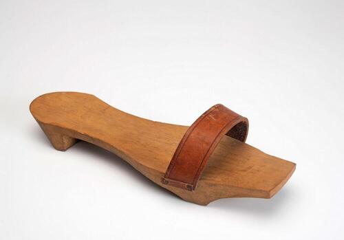 Houten sandaal met band van leer