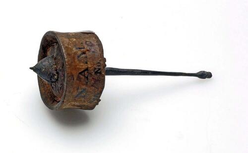 Oorplug met metalen schijfje