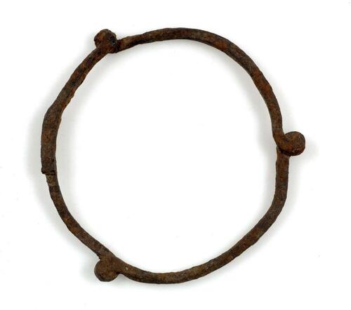 Smeedijzeren armband, in het gevecht gebruikt