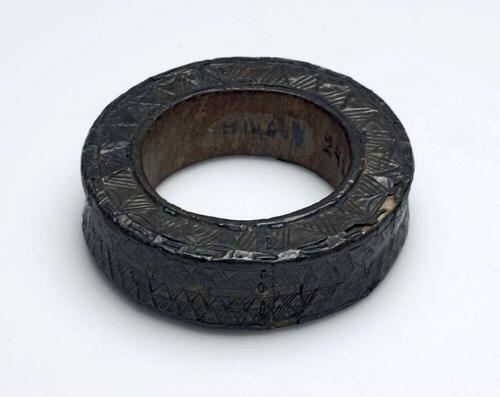 Houten versierde armband gedragen door vrouwen