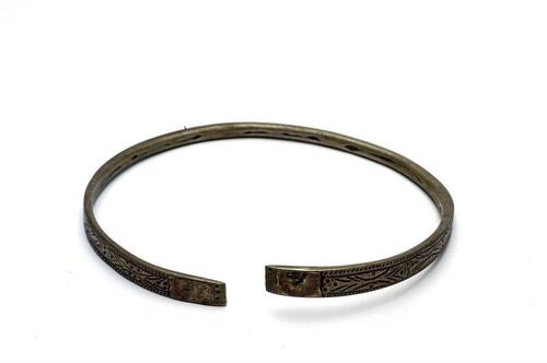 Zilveren armband, versierd met ingegrifte figuren