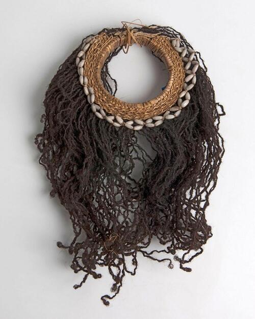 Armband van gevlochten rotan met jobstranen en afhangend mensenhaar