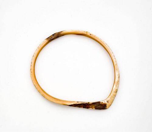 Armband uit schelp geslepen