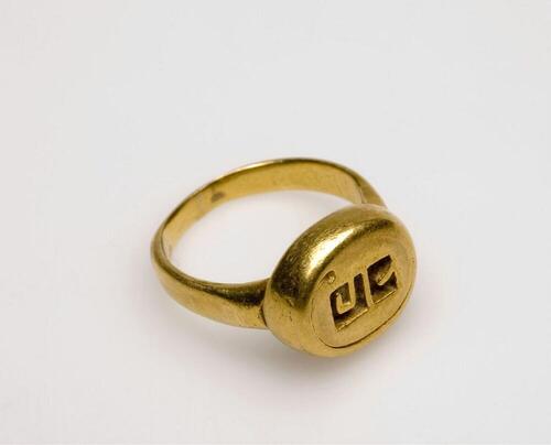 Ring voorzien van ovale zegelplaat met inscriptie