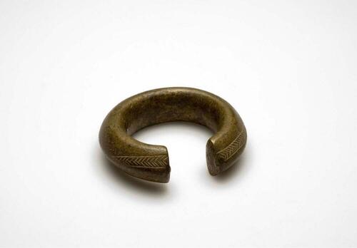 Koperen armband aan de uiteinden gedecoreerd met visgraat motieven