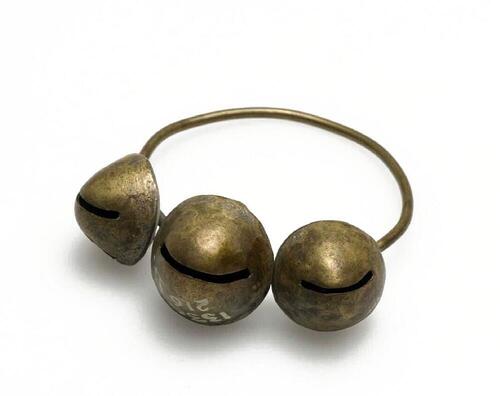 Koperen ring met drie kleine bellen