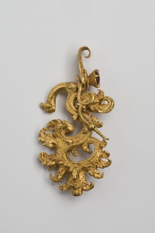 Gouden oorhanger met amethist