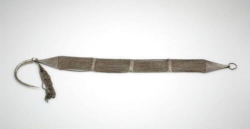 Hoofdsieraad voor mannen dat vastgezet wordt op een hoofddoek