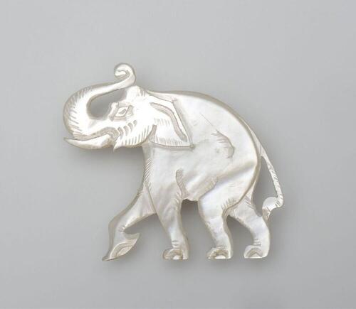 Broche van parelmoer in de vorm van een olifant