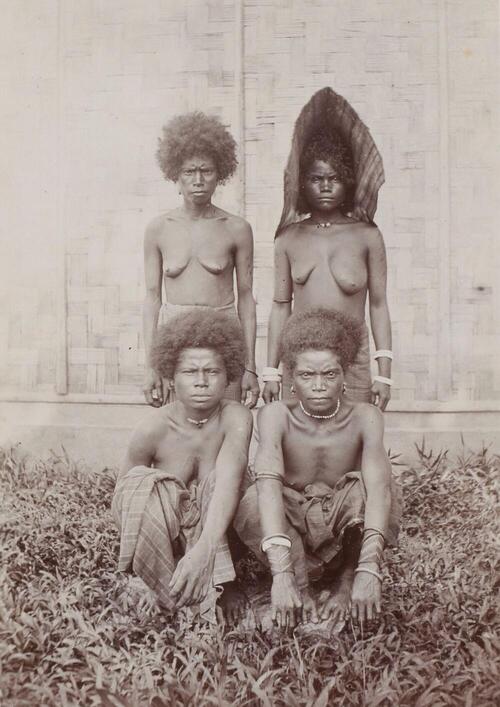 Portret van vier Papua vrouwen afkomstig uit het gebied van de Doreh-baai