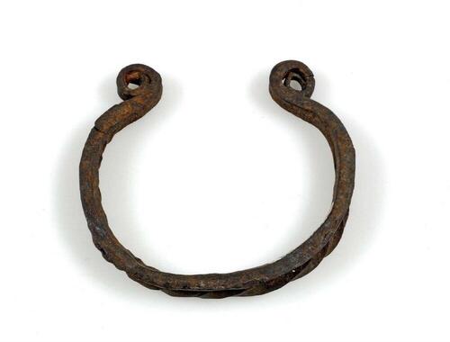 Gedraaide smeedijzeren armband, in het gevecht gebruikt