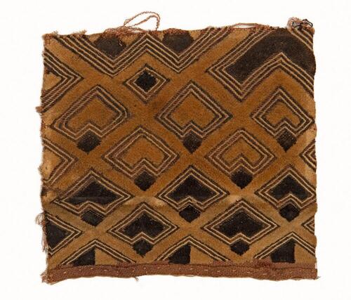 Raffia weefsel, geborduurd met geometrische motieven