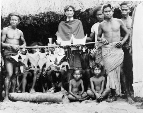 Sieraden en andere kostbaarheden, getoond door de raja van Anakalang, Sumba