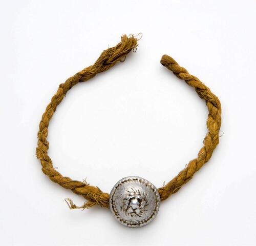 Jewellery, button on a string