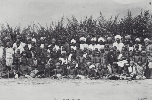 Portret van een groep arbeiders op een plantage, Ceylon
