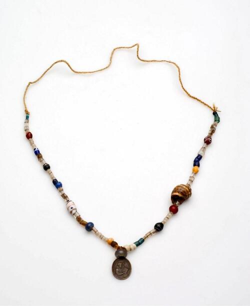 Kralenketting met medaille en schelpje, vermoedelijk een rozenkrans
