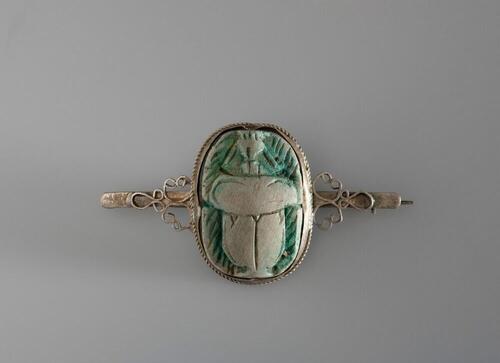 Broche gevormd door een scarabee van groene steen in een zilveren zetting