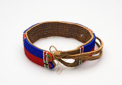 Leren armband met kraalversiering
