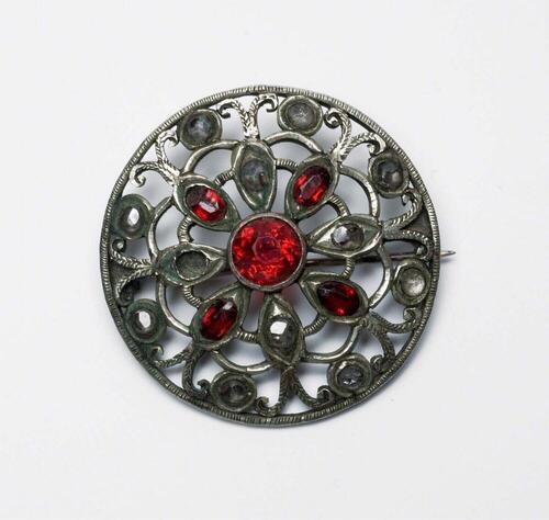 Zilveren broche met rode en witte steentjes