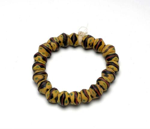 Armband van glaspoeder kralen
