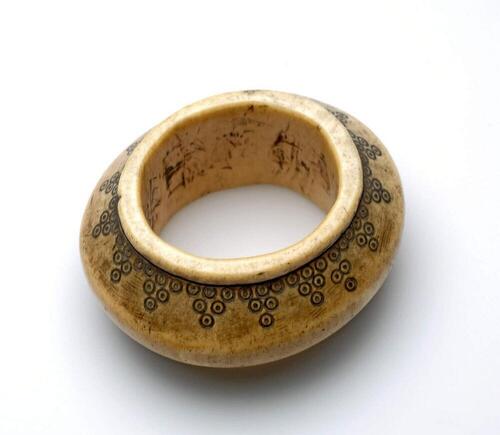 Armband van ivoor, met ingekraste versiering