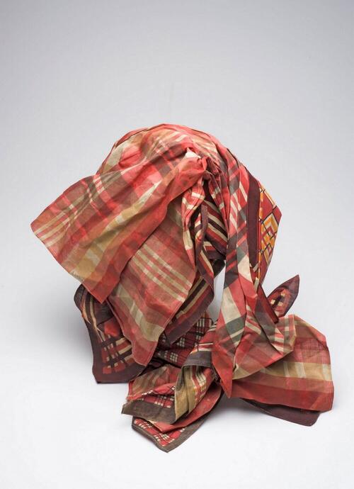 Katoenen hoofddoek van een kotomisi, gedragen door marktvrouwen