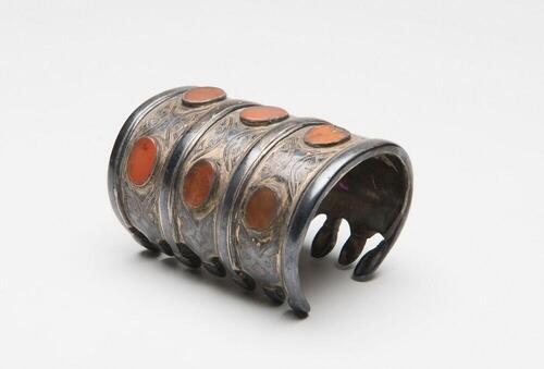 Zilveren armband met kornalijnen